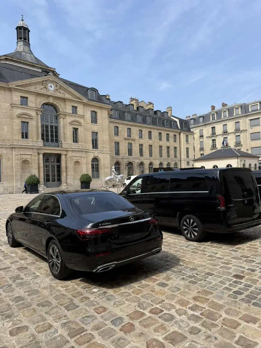 Mercedes Classe E et Classe V dans une cour d'honneur