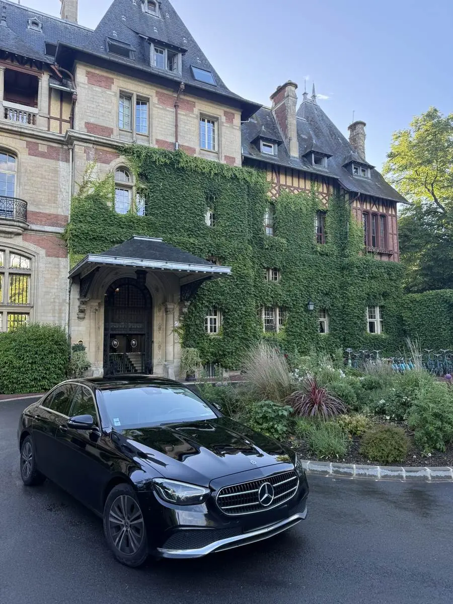 Mercedes Classe E devant une demeure de caractère