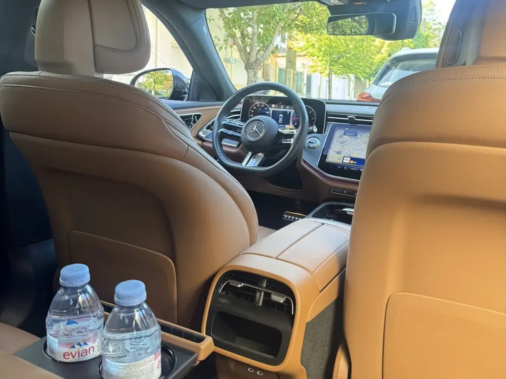 Intérieur cuir de la Mercedes Classe E, eau à disposition