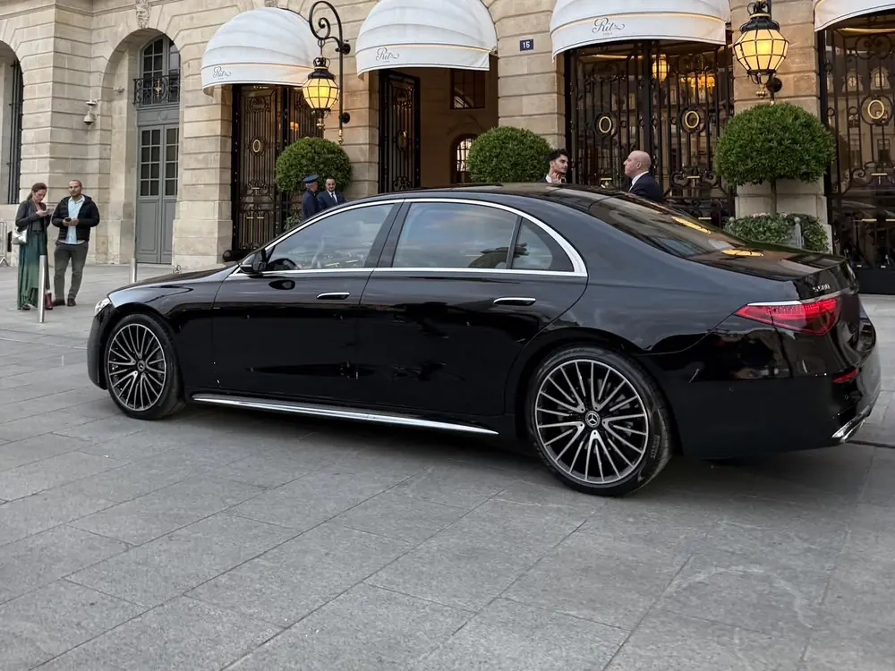 Mercedes Classe S noire avec chauffeur à Paris