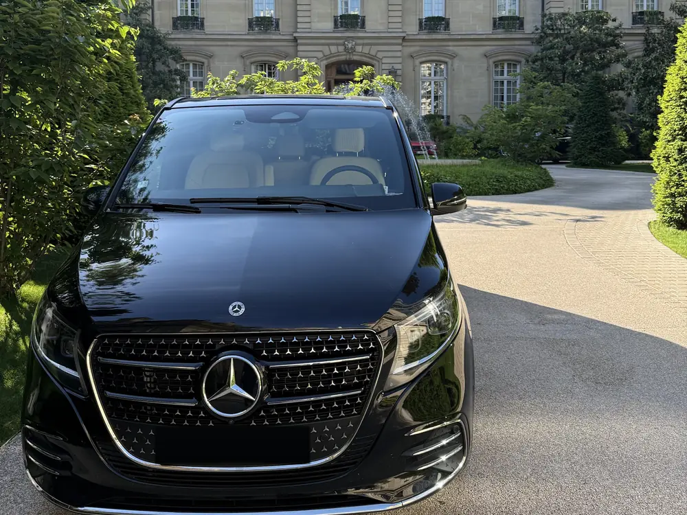 Mercedes Classe V noire, jusqu'à sept passagers